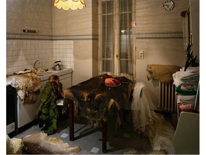 L’Album de famille – La remise des clefs % Le dernier repas, 2010 <br/>C-print<br/>134 x 107 cm<br /><br />