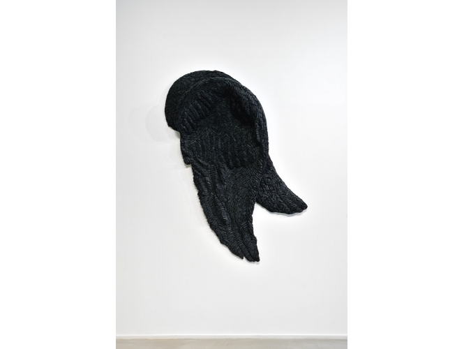 Icarus / Jatayu, 2009 % Charbon de bois et pulpe de chiffon en coton, fixateur en polyuréthane<br/>198 x 107 x 76 cm<br/>Vue de l'exposition, Galerie Suzanne Tarasieve / LOFT 19, Paris, 2013<br/><br/>Wood charcoal with cotton rag pulp, polyurethane<br/>198 x 107 x 76 cm<br/>Exhibition view, Galerie Suzanne Tarasieve / LOFT 19, Paris, 2013<br/><br/>Photo: Rebecca Fanuele<br/><br/>