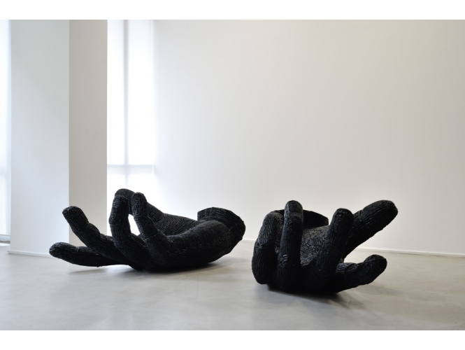 Hands, 2012 % Charbon de bois et pulpe de chiffon en coton, fixateur en polyuréthane<br/>184 x 113 x 73 cm<br/>Vue de l'exposition, Galerie Suzanne Tarasieve / LOFT 19, Paris, 2013<br/><br/>Wood charcoal with cotton rag pulp, polyurethane<br/>184 x 113 x 73 cm<br/>Exhibition view, Galerie Suzanne Tarasieve / LOFT 19, Paris, 2013<br/><br/>Photo: Rebecca Fanuele<br/><br/>