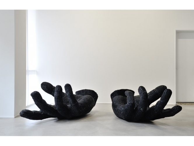 Hands, 2012 % Charbon de bois et pulpe de chiffon en coton, fixateur en polyuréthane<br/>184 x 113 x 73 cm<br/>Vue de l'exposition, Galerie Suzanne Tarasieve / LOFT 19, Paris, 2013<br/><br/>Wood charcoal with cotton rag pulp, polyurethane<br/>184 x 113 x 73 cm<br/>Exhibition view, Galerie Suzanne Tarasieve / LOFT 19, Paris, 2013<br/><br/>Photo: Rebecca Fanuele<br/><br/>