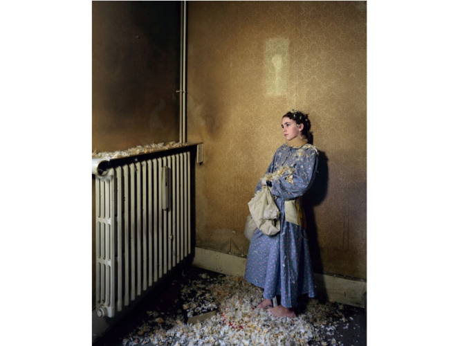 L’Album de famille – La remise des clefs % L'enfant transparent près du radiateur, 2010 <br/>C-print<br/>134 x 107 cm<br /><br />