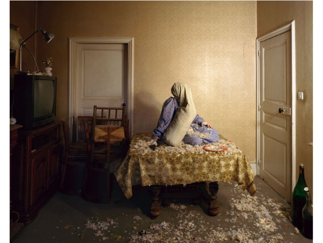 L’Album de famille – La remise des clefs % Le masque pelochon, 2010<br/>C-print<br/>134 x 107 cm<br /><br />