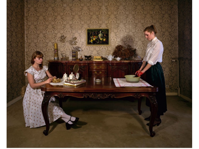 L’Album de famille – La remise des clefs % Les tâches quotidiennes, 2010<br/>C-print<br/>134 x 107 cm<br /><br />