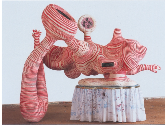 Mobilade, 2000 % Sculpture, pièce unique<br/>Polystyrène, corde peinte, autoradio, haut-parleurs posés sur table <br/>185 x 185 x 160 cm<br/><br/>Sculpture, unique piece<br/>Polystyrene, painted rope, radio, loudspeakers put on table<br/>185 x 185 x 160 cm<br/><br/><br/>