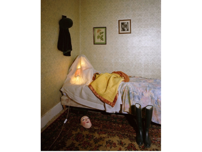 L’Album de famille – La remise des clefs % La convalescence, 2010<br/>C-print<br/>134 x 107 cm<br /><br />