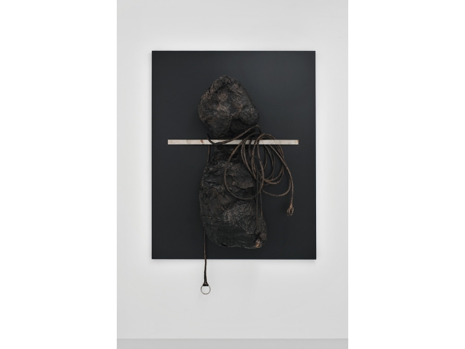 Dompter, 2012 % Feuilles de métal, acier, plaque en bois, recouverts de cire noire, 160 x 126 x 35 cm<br/>Pièce unique<br/><br/>Vue de l'exposition, Galerie Suzanne Tarasieve, Paris, 2012<br/>© Rebecca Fanuele<br/><br/>