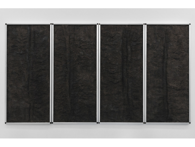 Sans titre / Untitled, 2012 % Panneau en aluminium, plaque isolante en fibre naturelle recouvert de cire noire<br/>124 x 57 cm x 3 cm<br/>Pièce unique<br/><br/>Vue de l'exposition, Galerie Suzanne Tarasieve, Paris, 2012<br/>© Rebecca Fanuele<br/><br/>