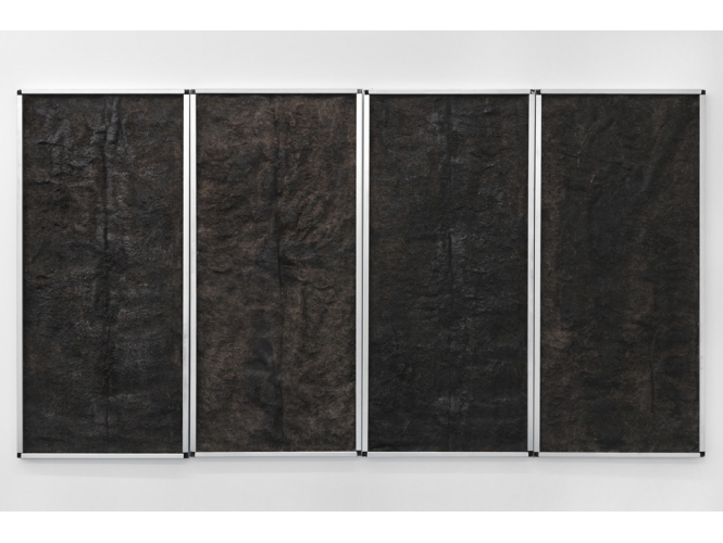Sans titre, 2012 % Panneau en aluminium, plaque isolante en fibre naturelle recouvert de cire noire<br/>124 x 57 cm x 3 cm<br/>Pièce unique<br/> <br/>Vue de l'exposition, Galerie Suzanne Tarasieve, Paris, 2012<br/>© Rebecca Fanuele<br/><br/>