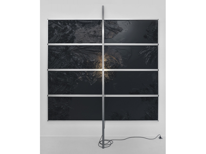 Sans titre, 2012 % 8 panneaux en aluminium, divers objets recouverts de cire noire, barre en acier et néon<br/>Pièce unique<br/>228 x 126 x 3 cm<br/>+ barre métallique: 300 x 4 x 4 cm<br/><br/>Vue de l'exposition, Galerie Suzanne Tarasieve, Paris, 2012<br/>© Rebecca Fanuele<br/><br/>