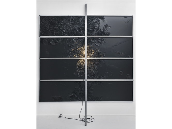 Sans titre, 2012 % 8 panneaux en aluminium, divers objets recouverts de cire noire, barre en acier et néon<br/>Pièce unique<br/>228 x 126 x 3 cm<br/>+ barre métallique: 300 x 4 x 4 cm<br/> <br/>Vue de l'exposition, Galerie Suzanne Tarasieve, Paris, 2012<br/>© Rebecca Fanuele <br/><br/>