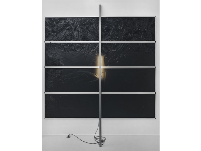 Sans titre, 2012 % 8 panneaux en aluminium, divers objets recouverts de cire noire, barre en acier et néon<br/>Pièce unique<br/>228 x 126 x 3 cm<br/>+ barre métallique: 300 x 4 x 4 cm<br/> <br/>Vue de l'exposition, Galerie Suzanne Tarasieve, Paris, 2012<br/>© Rebecca Fanuele<br/><br/>