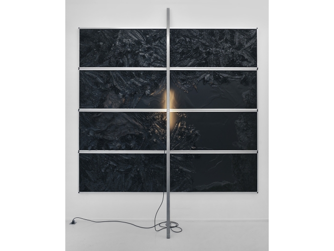 Sans titre, 2012 % 8 panneaux en aluminium, divers objets recouverts de cire noire, barre en acier et néon<br/>Pièce unique<br/>228 x 126 x 3 cm<br/>+ barre métallique: 300 x 4 x 4 cm<br/> <br/>Vue de l'exposition, Galerie Suzanne Tarasieve, Paris, 2012<br/>© Rebecca Fanuele<br/><br/>