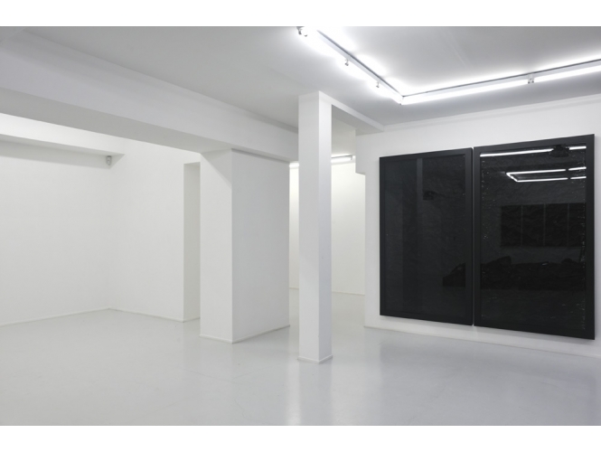 Sans titre, 2012 % Aluminium et cire noire, encadré<br/>210 x 116 x 10 cm<br/>Pièce unique<br/>Vue de l'exposition, Galerie Suzanne Tarasieve, Paris, 2012<br/>© Rebecca Fanuele<br/><br/>