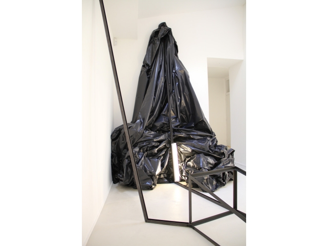 Angelika Markul, ‘Migration(s)’, 2011 % Technique mixte<br/>Vue de l'exposition "SECOND SPACE OPENING", Galerie Suzanne Tarasieve, Paris, 2011<br/><br/>Mixed technique<br/>View of the exhibition,  "SECOND SPACE OPENING", Galerie Suzanne Tarasieve, Paris, 2011<br/><br/>© Chabrol<br/><br/>