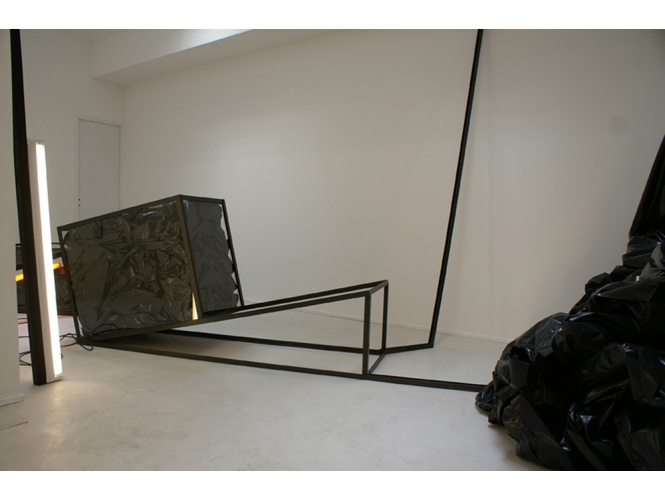 Angelika Markul, ‘Migration(s)’, 2011 % Technique mixte<br/>Vue de l'exposition "SECOND SPACE OPENING", Galerie Suzanne Tarasieve, Paris, 2011<br/><br/>Mixed technique<br/>View of the exhibition,  "SECOND SPACE OPENING", Galerie Suzanne Tarasieve, Paris, 2011<br/><br/>© Chabrol<br/><br/>