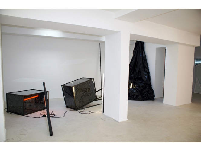 Angelika Markul, ‘Migration(s)’, 2011 % Technique mixte<br/>Vue de l'exposition "SECOND SPACE OPENING", Galerie Suzanne Tarasieve, Paris, 2011<br/><br/>Mixed technique<br/>View of the exhibition,  "SECOND SPACE OPENING", Galerie Suzanne Tarasieve, Paris, 2011<br/><br/>