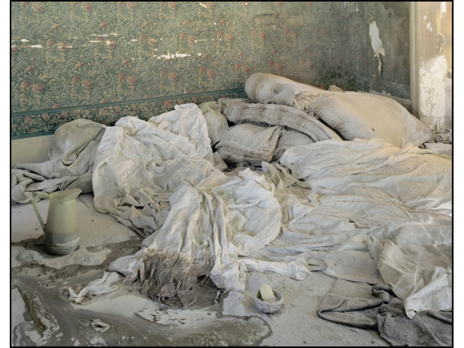 Des vers à soie lui sortaient du corsage – Série ‘Le Pays d’en Bas’, 2013 % Tirage sur papier FineArt d'après plan-film, contre collage sur Dibon<br/>132,5 x 162,5 x 10 cm<br/>(52 1/8 x 64 x 3 7/8 in.) encadré<br /><br />