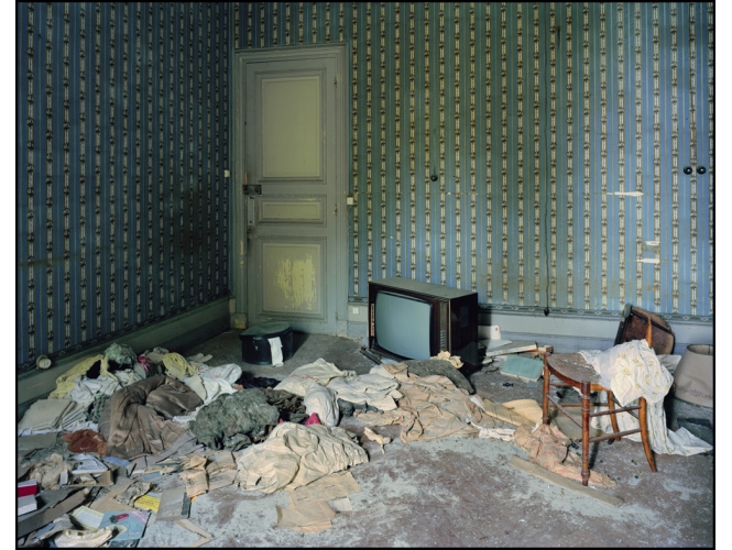 Tourne la page, si tu es capable – Série ‘Le Pays d’en Bas’, 2013 % Tirage sur papier FineArt d'après plan-film, contre collage sur Dibon<br/>132,5 x 162,5 x 10 cm <br/>(52 1/8 x 64 x 3 7/8 in.) encadré<br /><br />