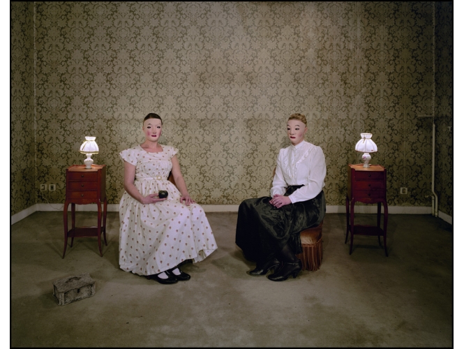 Filles Masquées – Série ‘Le Pays d’en Bas’, 2013 % Tirage sur papier FineArt d'après plan-film, contre collage sur Dibon<br/>132,5 x 162,5 x 10 cm <br/>(52 1/8 x 64 x 3 7/8 in.) encadré <br /><br />