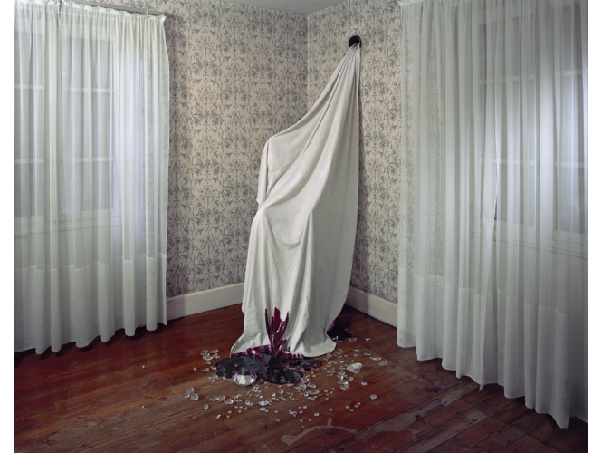 La Couture du Milieu – Série ‘Le Pays d’en Bas’, 2011 % Tirage sur papier FineArt d'après plan-film, contre collage sur Dibon<br/>132,5 x 162,5 x 10 cm <br/>(52 1/8 x 64 x 3 7/8 in.) encadré <br /><br />