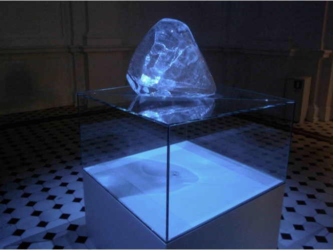 Plash, 2009 % Installation<br/>Group show: "Wolnosc od-zysku", Galerie Nationale ZACHETA, Warsaw, Poland, 2009<br/><br/><br/><br/>