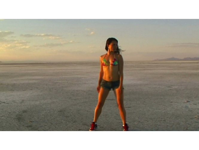 Laurel Nakadate, « Exorcism 3 (Dancing in the Desert with Britney) », 2009 % Video, 6:40 minutes<br/><br/>