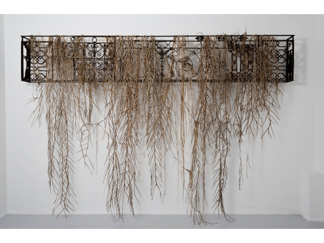 Balcon, 2015 % Carton et métal<br/>Cardboard and metal <br/>250 x 330 x 35 cm<br/><br/>Photo: Olivier Toggwiler<br/><br/>