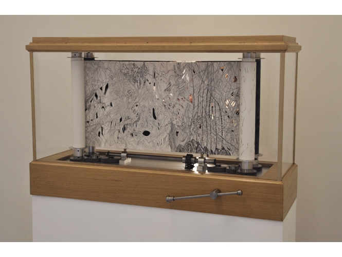 Sans titre 2, 2015 % Mine de plomb sur papier, encre sur papier calque, bois, verre, mécanisme<br/>69 x 110 x 37,5 cm<br/><br/>Graphite on paper, ink on tracing paper, wood, glass, mechanism <br/>69 x 110 x 37,5 cm<br/><br/>Photo: Olivier Toggwiler<br/><br/>