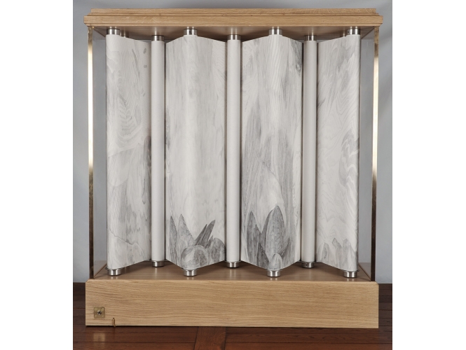 Sans titre 3, 2015 % Mine de plomb sur papier, encre sur papier calque, bois, verre, mécanisme, moteur électrique<br/>110 x 100 x 30 cm<br/><br/>Graphite on paper, ink on tracing paper, wood, glass, mechanism, electrical engine <br/>110 x 100 x 30 cm<br/><br/>Photo: Olivier Toggwiler<br/><br/>