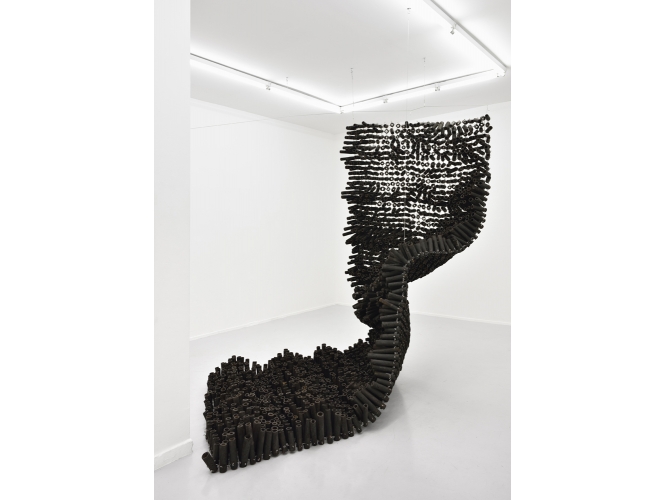Flying Landscape, 2015 % Bamboo et cordes métalliques / Bamboo with metal strings<br/>488 x 1445 x 20 cm	<br/>(192 1/8 x 568 7/8 x 7 7/8 in.)<br/><br/>