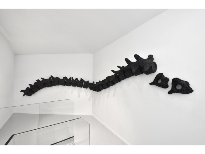 Small Back Bone, 2014 % Charbon de bois et pulpe de chiffon de coton, fixatif<br/>23 éléments / Wood charcoal with cotton rag pulp, fixative<br/>23 elements<br/>220 x 50 x 40 cm	<br/>(86 5/8 x 19 5/8 x 15 3/4 in.)<br/><br/>
