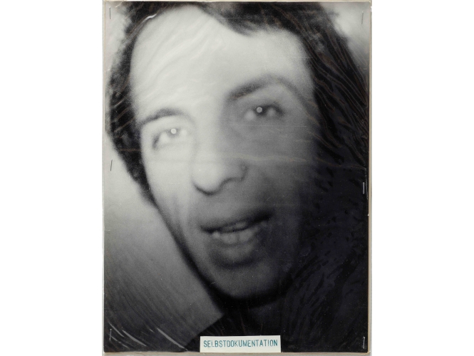 Selbstdokumentation, circa 1969 % Photographie sur carton sous plastique / Photograph on cardboard wrapped in plastic<br/>43 x 31 cm	<br/>(16 7/8 x 12 1/4 in.)<br/>JI 296/L<br/><br/>