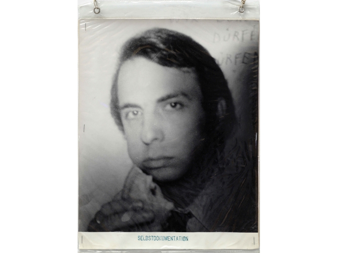 Selbstdokumentation, circa 1969 % Photographie sur carton sous plastique / Photograph on cardboard wrapped in plastic<br/>42 x 30 cm	<br/>(16 1/2 x 11 3/4 in.)<br/>JI 296/M<br/><br/>