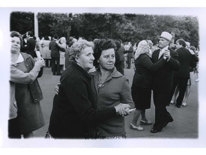 Boris Mikhaïlov, Untitled from the series ‘Dance’, 1978 % Tirage argentique noir & blanc, vintage / Black & white silver print, vintage<br/>Ed: 7<br/>16,7 x 25,5 cm  <br/>(6 5/8 x 10 in.)<br/><br/>