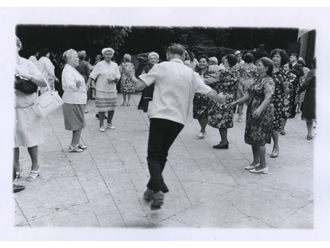 Boris Mikhaïlov, Untitled from the series ‘Dance’, 1978 % Tirage argentique noir & blanc, vintage / Black & white silver print, vintage<br/>Ed: 7<br/>16,7 x 25,5 cm  <br/>(6 5/8 x 10 in.)<br/><br/>