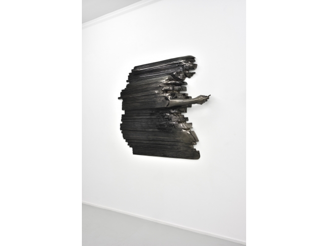 Profile 1, 2019 % Plastique, peinture chromée / Plastic, chrome paint<br/>116 x 135 x 23 cm  <br/>(45 5/8 x 53 1/8 x 9 in.)<br/><br/>