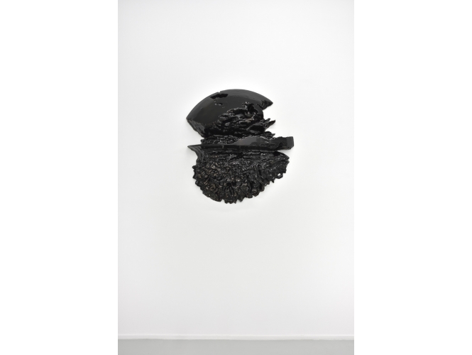 Point 1, 2019 % Polystyrène, plastique, peinture chromée / Styrofoam, plastic, chrome paint<br/>88 x 80 x 22 cm  <br/>(34 5/8 x 31 1/2 x 8 5/8 in.)<br/></br>