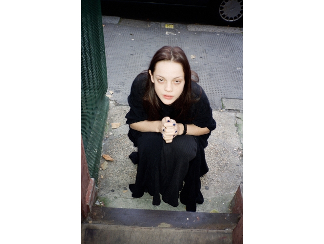 From the Go-Sees series, Jen Dawson, London, 3rd December 1998 % Giclee print<br/>30,5 x 25,4 cm (12 x 10 in.)<br/>35 x 29,5 cm (13 3/4 x 11 5/8 in.) encadré /framed<br/>Edition de / of 5<br/>© Juergen Teller, All rights Reserved<br/></br>